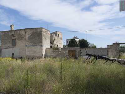 La Borracci, tipica masseria fortificata, si innalza su due piani ed � composta da strutture realizzate in epoche diverse: la parte pi� antica � la torre, in realt� non facilmente distinguibile dal resto dell'edificio